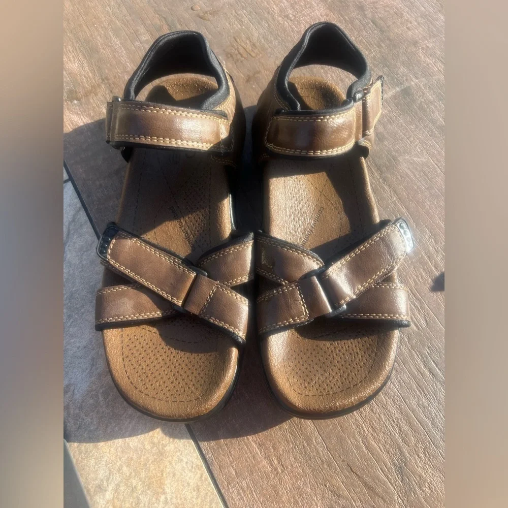 Izod men’s brown sandals, size 10 medium Velcro staps very good condition